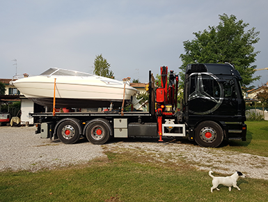 Trasporti Tomadini -  trasporto e montaggio con camion gru e rimorchio ribassato con rampe