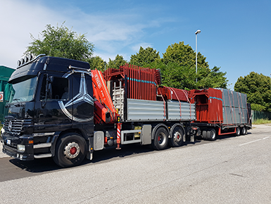 Trasporti Tomadini -  trasporto e montaggio con camion gru e rimorchio ribassato con rampe