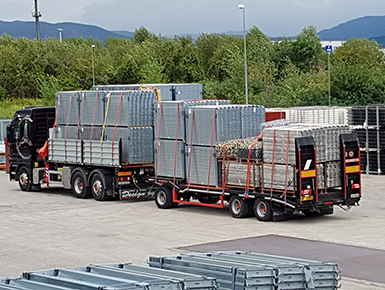 Trasporti Tomadini -  trasporto e montaggio con camion gru e rimorchio ribassato con rampe