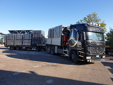 Trasporti Tomadini -  trasporto e montaggio con camion gru e rimorchio ribassato con rampe