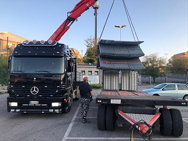 Trasporti Tomadini -  trasporto e montaggio con camion gru e rimorchio ribassato con rampe